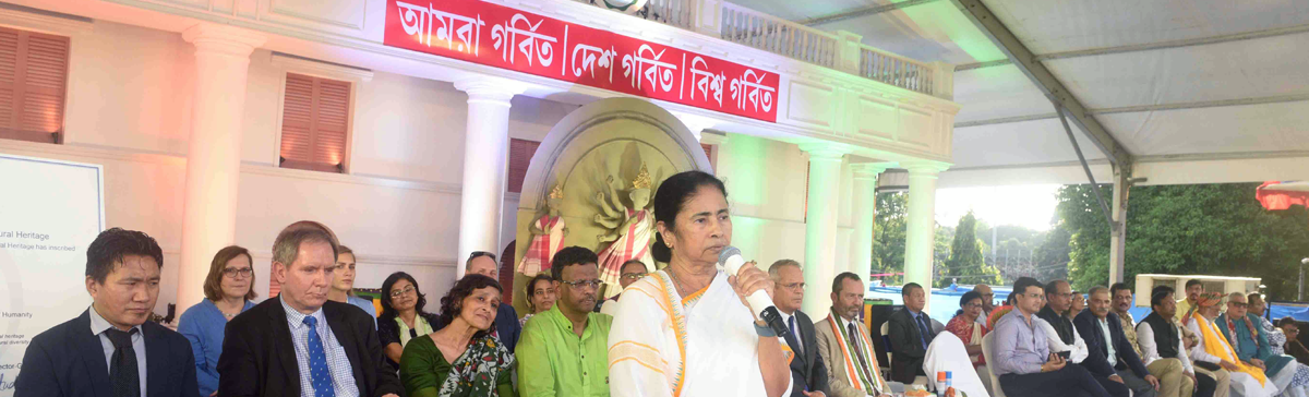 Hon'ble Chief Minister Mamata Banerjee at the grand procession which was organised on  September 1, 2022, to felicitate UNESCO representatives, for inscribing Bengalâ€™s Durga Puja as Intangible Cultural Heritage of Humanity