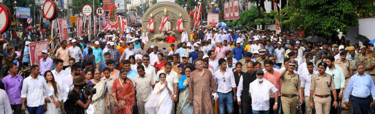 Hon'ble Chief Minister Mamata Banerjee at the grand procession which was organised on  September 1, 2022, to felicitate UNESCO representatives, for inscribing Bengalâ€™s Durga Puja as Intangible Cultural Heritage of Humanity